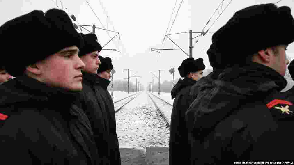 Позаду – залізнична колія у напрямку Москви