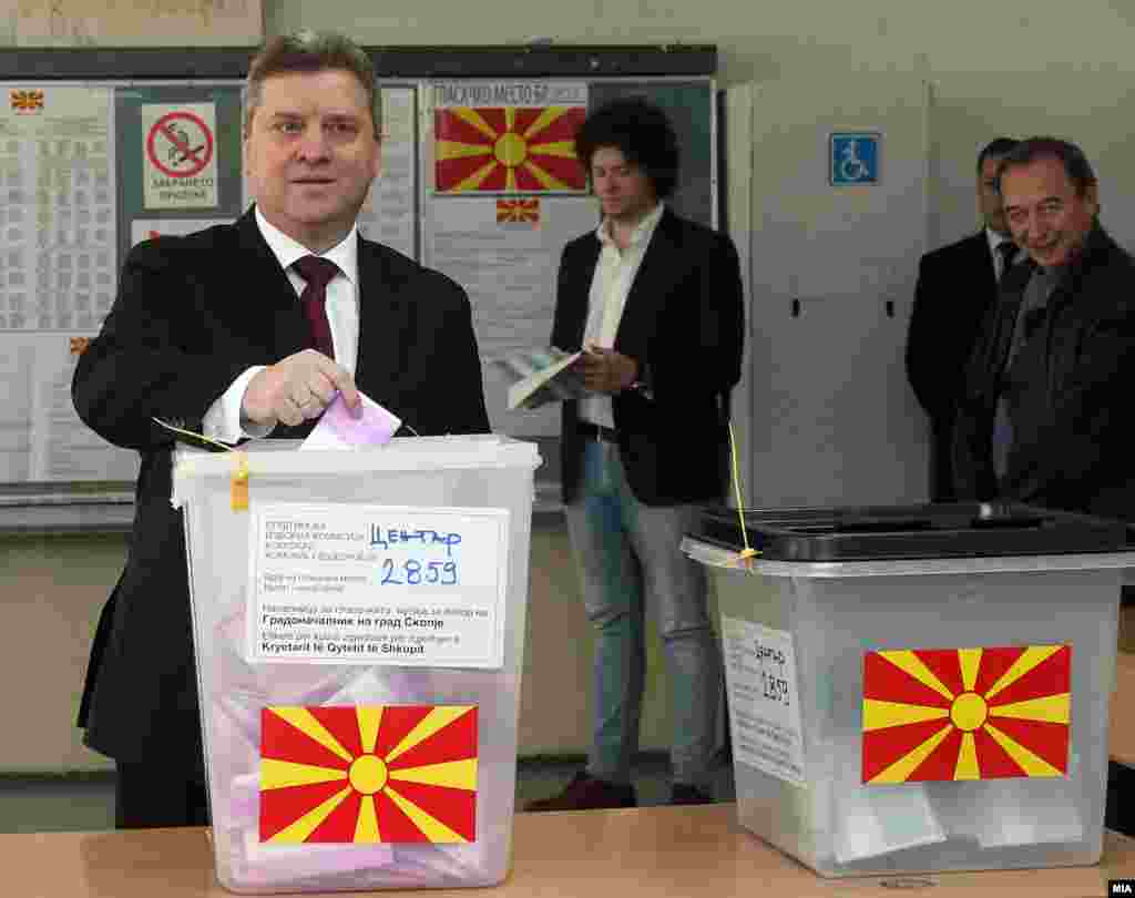 Претседателот на Република Македонија Ѓорге Иванов гласа на локалните избори 2013.