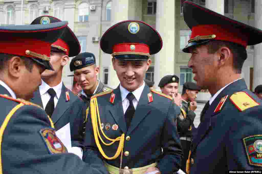 На Старой площади поздравляли курсантов.