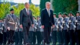 Britaniýanyň premýer-ministri Keir Starmer (sagda) Germaniýanyň kansleri Olaf Şolz bilen 