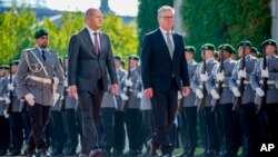 Britaniýanyň premýer-ministri Keir Starmer (sagda) Germaniýanyň kansleri Olaf Şolz bilen 