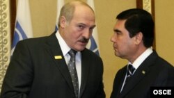 Президенты Туркменистана и Беларуси Гурбангулы Бердымухамедов (справа) и Александр Лукашенко (слева)