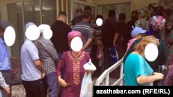 Aşgabadyň döwlet dükanlarynyň biriniň öňünde şeker satyn almak üçin nobata duran adamlar. Arhiw suraty