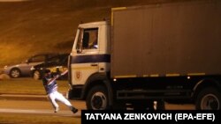 Un camion al poliției lovește un protestatar în Belarus 