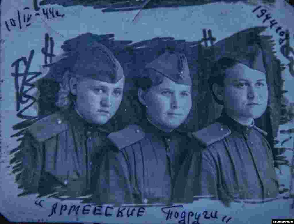 Хатипа Сафина (оңдон биринчи) 15 жашында өз каалосу менен согушка аттанган. Ал номур 522978 темир жол аскердик бөлүгүндө кызмат кылган. Хатипа Сафина 2019-жылы "Азаттыкка" берген маегинде согуш бүткөнүн төмөндөгүчө эскерет: "1945-жылкы 9-май күнү бүгүнкүдөй эсимде. Согуш бүткөнүн укканда сүйүнгөнүбүздөн ыйлап, ошол эле учурда бийлеп да жаттык".