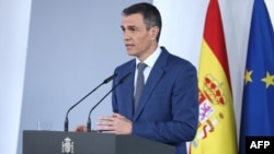 Prim-ministrul spaniol Pedro Sanchez într-o apariție televizată în timpul întreruperii masive de curent din 28 aprilie 2025