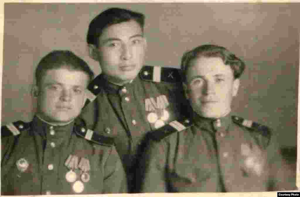 Дилдебай Жапаров 1943-жылы 17 жашка толо элек курагында өзүнүн арызы менен Улуу Ата Мекендик согушка кеткен. Ошол жылы Алматыдагы аскердик машыгуудан өтүп, ноябрь айында фронтко жөнөтүлгөн. Дилденбай Жапаров (ортодо) Логинов.А.Н, Ношкин.В.Д деген жолдоштору менен. 1-май, 1950-жыл.