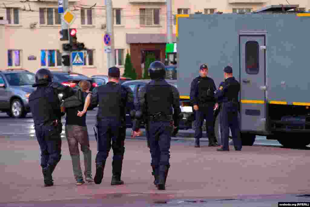 Još jedan demonstrant dok ga privode u policijski kombi u Vitepsku.