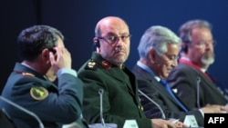 حسین دهقان (نفر دوم از چپ) در نشستی در کنفرانس امنیتی مسکو