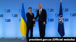 Президент України Володимир Зеленський (л) і генеральний секретар НАТО Єнс Столтенберґ, Брюссель, 4 червня 2019 року 