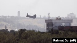 აშშ-ის სამხედრო ვერტმფრენი აშშ-ის საელჩოს შენობასთან. ქაბული, 15 აგვისტო.