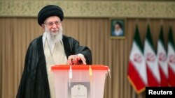 Върховният лидер на Иран аятолах Али Хаменей гласува по време на президентските избори в Техеран на 5 юли