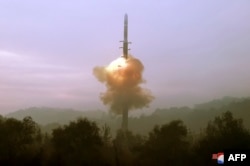 Испытания северокорейской баллистической ракеты "Хвасон-19"