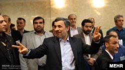
محمود احمدی‌نژاد روز ۲۳ فروردین برای کاندید شدن در انتخابات ریاست جمهوری نام‌نویسی کرد