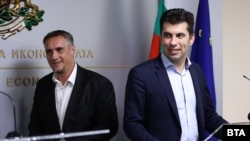 Калин Славов (вляво) и Кирил Петков при представянето на инициативата на 1 септември