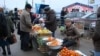 Торговцы, предлагающие продукты. Актобе, ноябрь 2008 года.