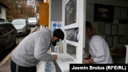 Radnica u pekari u starom dijelu Sarajeva, april, 2021. 