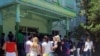 Туркменские студенты зарубежных вузов ждут получения необходимых документов перед госучреждением в Ашхабаде. (фото из архива) 