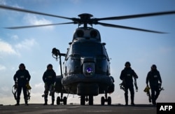 Qara dənizdə hərbi təlimlər zamanı Rumıniya Hərbi Dəniz Qüvvələrinin "Regina Maria" freqatının göyərtəsində helikopter.