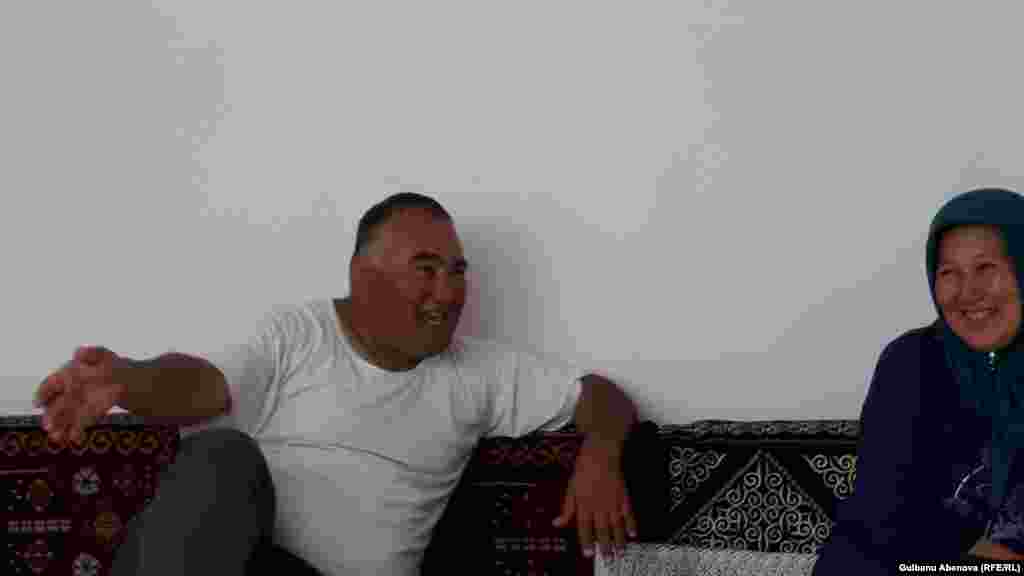 Ахмету Зингину было всего 13 лет, когда он вместе со взрослыми поехал на заработки в Голландию. У него пять классов образования. Но он считает, что отсутствие образования не помешало ему зарабатывать деньги в Европе. Он владеет несколькими языками. После объявления Казахстаном независимости он с братьями тоже решил поехать на историческую родину и открыть там свое дело. Первые попытки были безуспешными, его обманывали братья-казахи. Но он не терял надежду и, накопив деньги, снова ехал в Казахстан. «Вы лучше меня не спрашивайте, с чем я столкнулся в Казахстане, – говорит Азаттыку Ахмет Зингин. – Я жил в 20 странах мира, но нигде я не сталкивался с хамством людей, беспределом в госорганах. Меня нигде так не унижали и не оскорбляли мое достоинство, как в Казахстане. Я решил тут начать новое дело. А в Казахстан ездить просто в гости к родственникам на пару недель. Это все-таки мой Атамекен. Но жить там сейчас я не смогу».