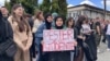 Učesnice protesta u Novom Pazaru nose transparent na kojem piše "Dinstaj", 12. aprila 2025.