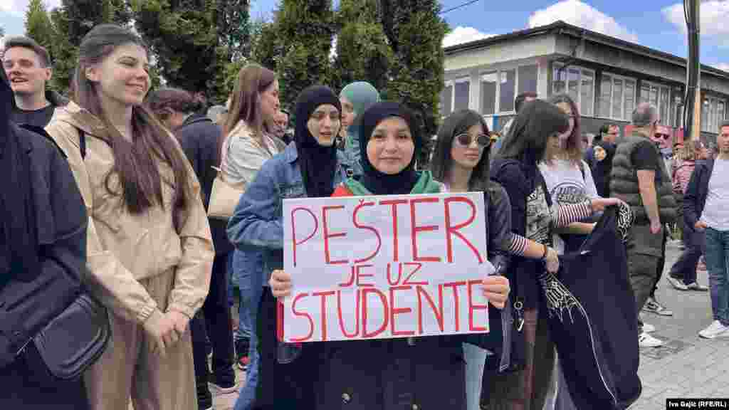 Učesnica protesta nosi transparent na kojem je ispisano "Pešter je uz studente", Novi Pazar, 12. april 2025.