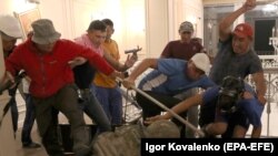 Кой-Таштағы операция кезінде Атамбаевтың үйінде жүрген оның жақтастары. 7 тамыз 2019 жыл.