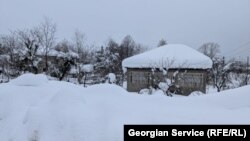 გურიის სოფლებში ჩარჩენილი მოქალაქეების ნაწილს ტელეფონი გათიშული აქვს. ნაწილთან საუბრისას კი ტელეფონი შუა ლაპარაკისას ითიშება, რადგან უშუქობის გამო მათ დატენას ვეღარ ახერხებენ.