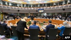 Чиновники сидять у залі засідань під час засідання Європейської ради у штаб-квартирі ЄС у Брюсселі 19 грудня 2024 року
