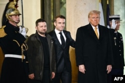 Президент Франції Емманюель Макрон, обраний президент США Дональд Трамп і президент України Володимир Зеленський після зустрічі в Єлисейському палаці. Париж, 7 грудня 2024 року