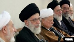 آيت الله خامنه ای در جمع اعضای مجلس خبرگان رهبری، به ستايش از عملکرد محمود احمدی نژاد پرداخت.(عکس از مهر)