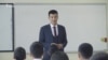 Ош: Депутат Сарыбашев мугалимге батирин алууга көмөктөшөт 