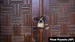 Құлпы салынған есік. Көрнекі сурет.
