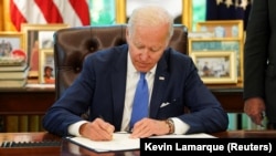 Президент США Джо Байден підписує «Закон про ленд-ліз для оборони демократії Україною від 2022 року». Вашингтон, 9 травня 2022 року 