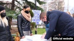 Претседателот на ВМРО-ДПМНЕ Христијан Мицкоски се потпишува на иницијативата против најавениот попис
