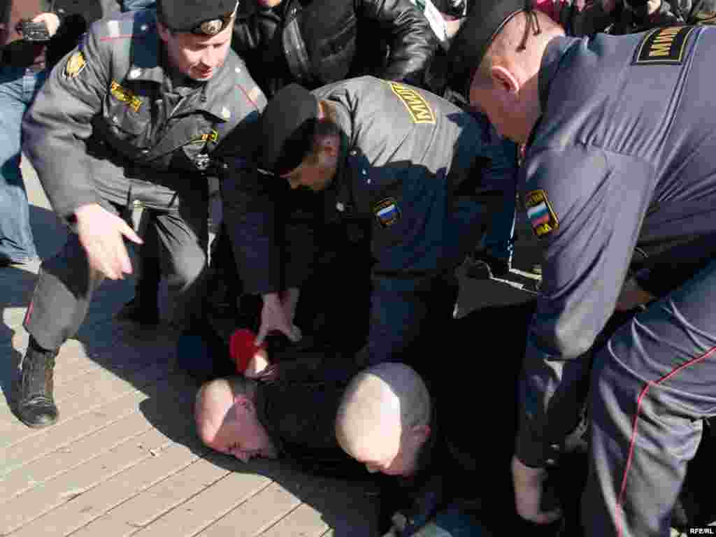 Попытка установки палатки была тут же пресечена сотрудниками милиции