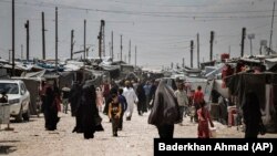 Žene i djeca u kampu za obitelji osumnjičenih militanata "Islamske države" u kampu Al-Bol, u sirijskoj pokrajini Hasaka, 8. maj 2024. 