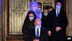 Cconducerea PNL iese din sediul partidului, cu premierul Ludovic Orban în frunte, București, 6 decembrie 2020.