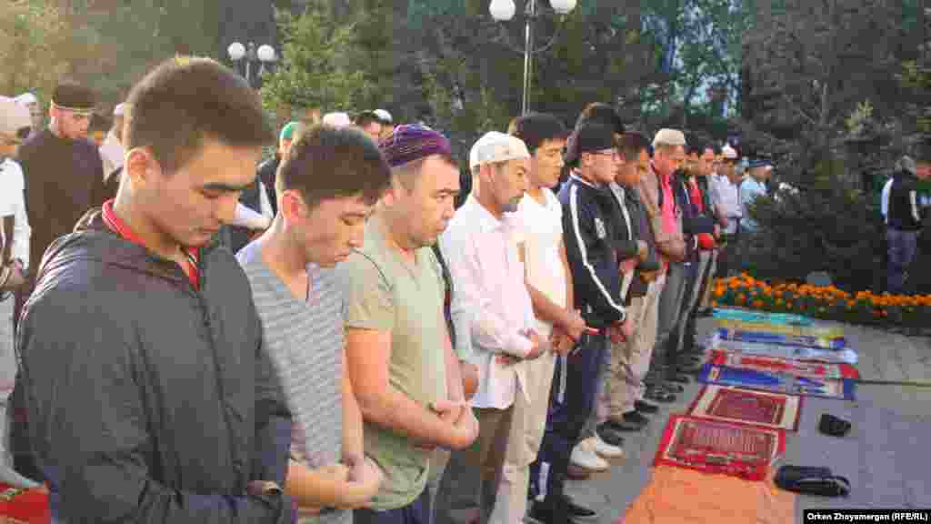 На молитве в мечети "Гылмани" в Астане. 