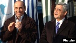 Армения -- Президент Армении Серж Саргсян (справа) и его предшественник Роберт Кочарян (архив)