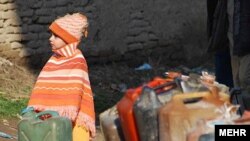 کودک ایرانی در صف نفت (حومه تهران)