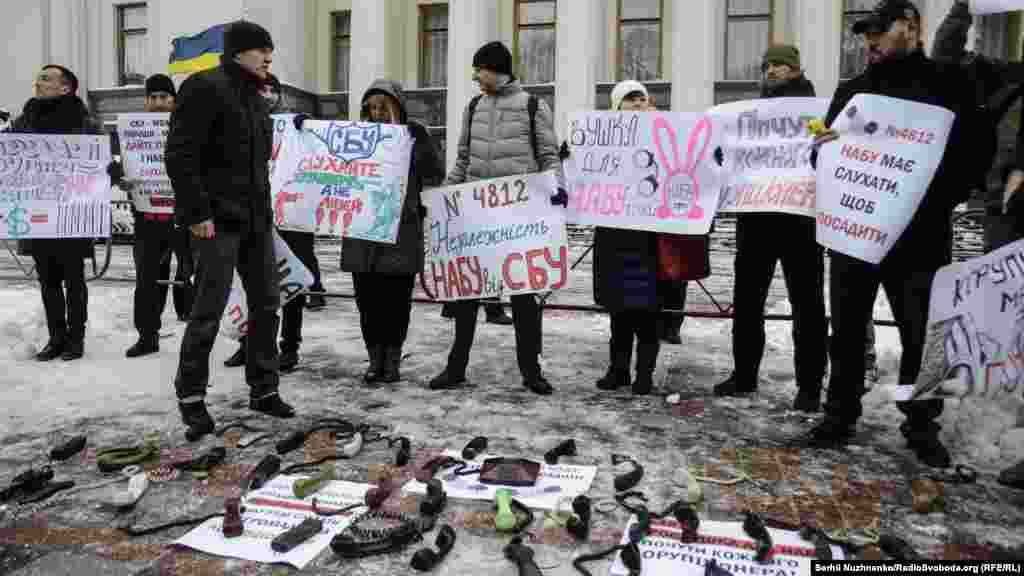 Під стінами Верховної Ради України під час погоджувальної ради громадські активісти провели акцію «Депутати, альо!» із вимогою ухвалити законопроект №4812. Проект закону № 4812, що надає Національному антикорупційному бюро України законодавчу можливість за рішенням суду самостійно знімати інформацію з каналів зв’язку, 14 листопада 2016 року ДИВИТИСЬ ФОТОГАЛЕРЕЮ