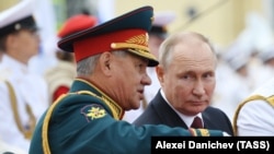 Сулдан уңга: Русия саклану министры Сергей Шойгу һәм Русия президенты Владимир Путин. Архив фотосы