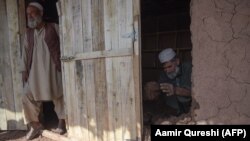 په پاکستان کې مېشت ډېری افغان کډوال د خټو په کچه کورونو او کوډلو کې ژوند کوي: انځور له ارشیفه