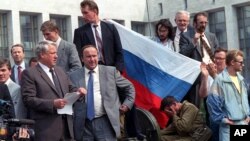 Три дня в августе отправили недвусмысленные сигналы из Москвы: отныне ее мнение, как союзного центра уже ничего не значит, надо бороться за победу своей «правды»