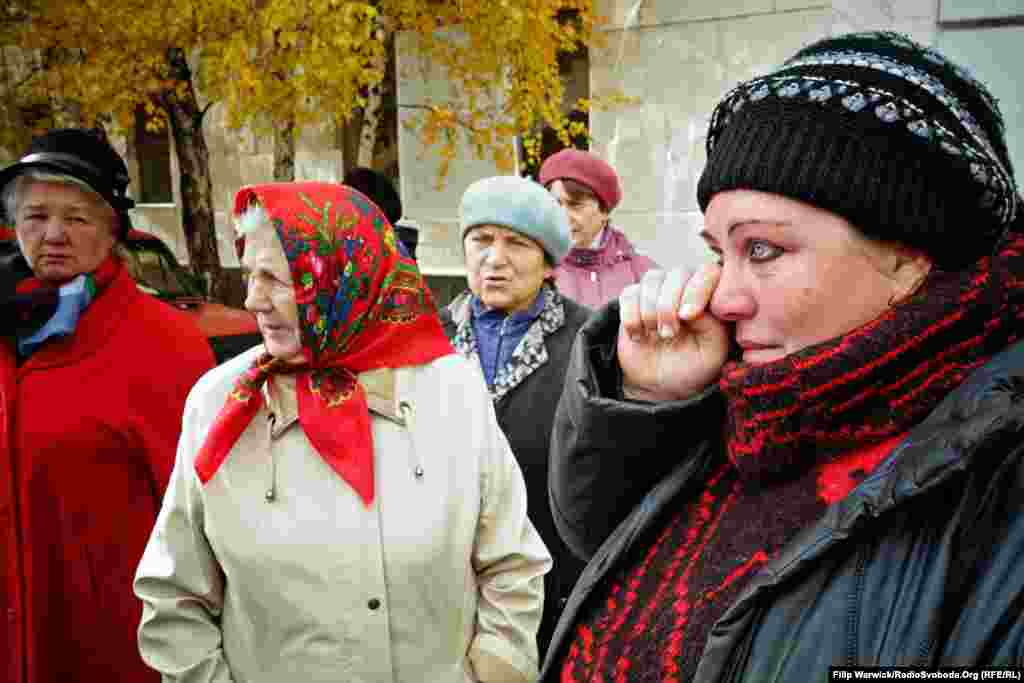 Віра (праворуч) – інвалід 3-ї групи з безробітними чоловіком та сином. Стоячи в черзі, щоб зареєструватися на допомогу від WFP, вона каже: «Я маю пенсію у 940 гривень на місяць. Мій чоловік та син не працюють. Як моя сім’я може прожити на 940 гривень?»