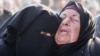 Femei îndoliate, la înmormântarea palestinienilor uciși în atacurile Israelului de la Khan Younis, 17 ianuarie 2025.