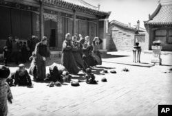 Žene se mole u samostanu u Mongoliji, 1930.