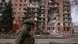 Украин сарбазы Ресей зымыраны қиратқан үйдің жанынан өтіп барады. Покровск, 6 наурыз.