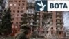 Një ushtar ukrainas kalon pranë një ndërtese banimi të dëmtuar nga sulmet ushtarake ruse në qytetin Pokrovsk, në vijën e frontit, më 6 mars.